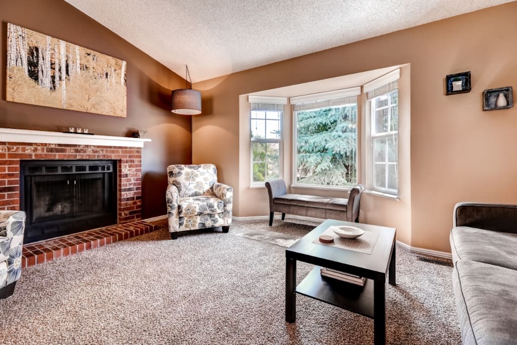 Your group will love gathering on the cozy mid level, featuring cozy furniture, plenty of natural light and an open floor plan.