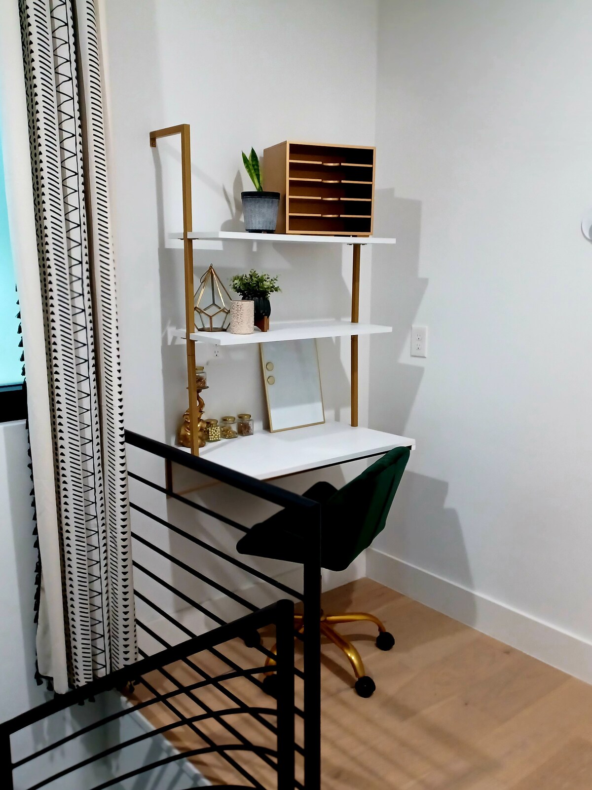 Modern 1 bed 1.5 bath with yard in Hyde Park