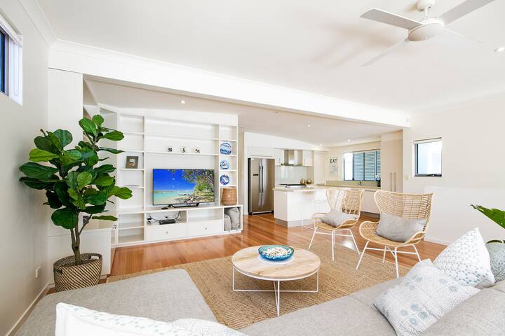 Tranquil & Modern Riverside Getaway gallery image 3