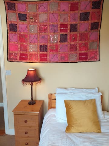 Large Bright 2 Bedroom Flat, with one private bedroom available. Large shared living room and kitchen. Portlaoise is a commuter town in the centre of Ireland, Airbnb | Portlaoise - Holiday Rentals & Places to Stay