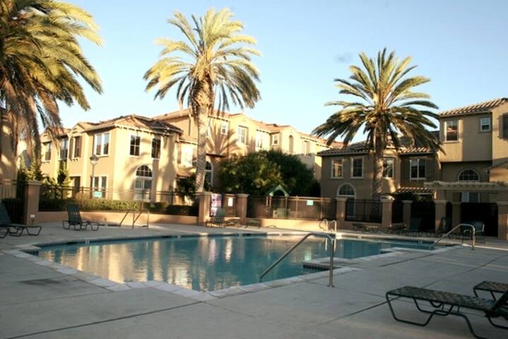 Spacious + Comfort + Pool + Location: Perfect Spot gallery image 3