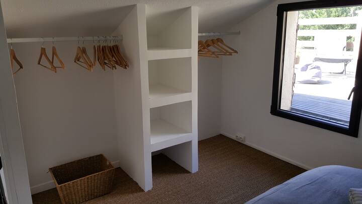 חדר ארונות בקומת הביניים 