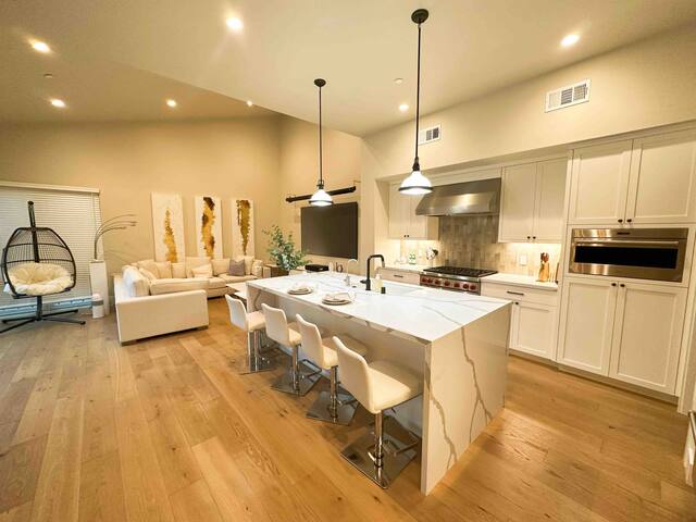 Bay Area Luxury Stay: Prime 3BR/3.5BA Home gallery image 3