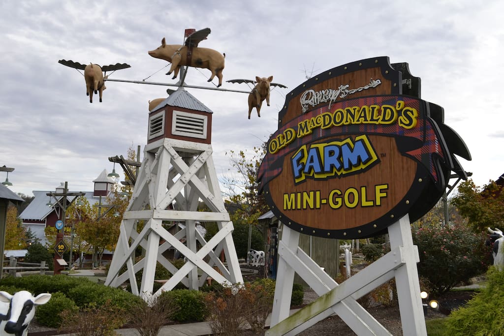 Mountain Dreams-Ripley's Old MacDonald's Farm Mini-Golf