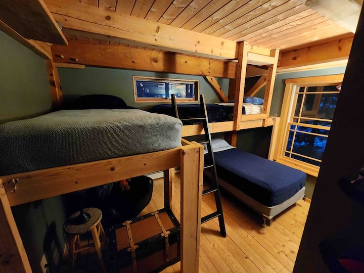 Habitación deportiva con 3 camas individuales. Decorada con artículos del equipo local. ¡¡¡¡Solo se permiten fans de Nueva Inglaterra!!! (Es broma)