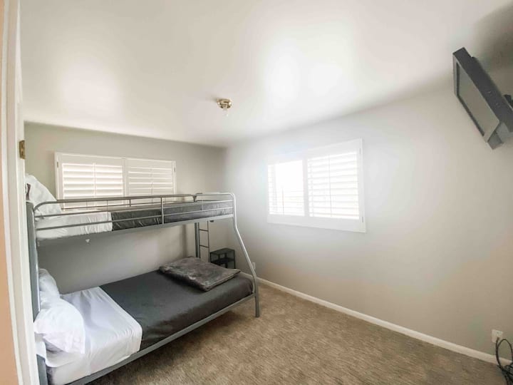 Izba s poschodovou posteľou. Manželská posteľ s dvojlôžkom na vrchu. Táto izba má tiež televízor a šatník.