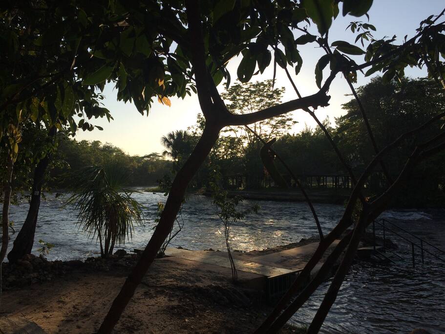 Amanhecer 01 na área natural de banho do Rio de Ondas