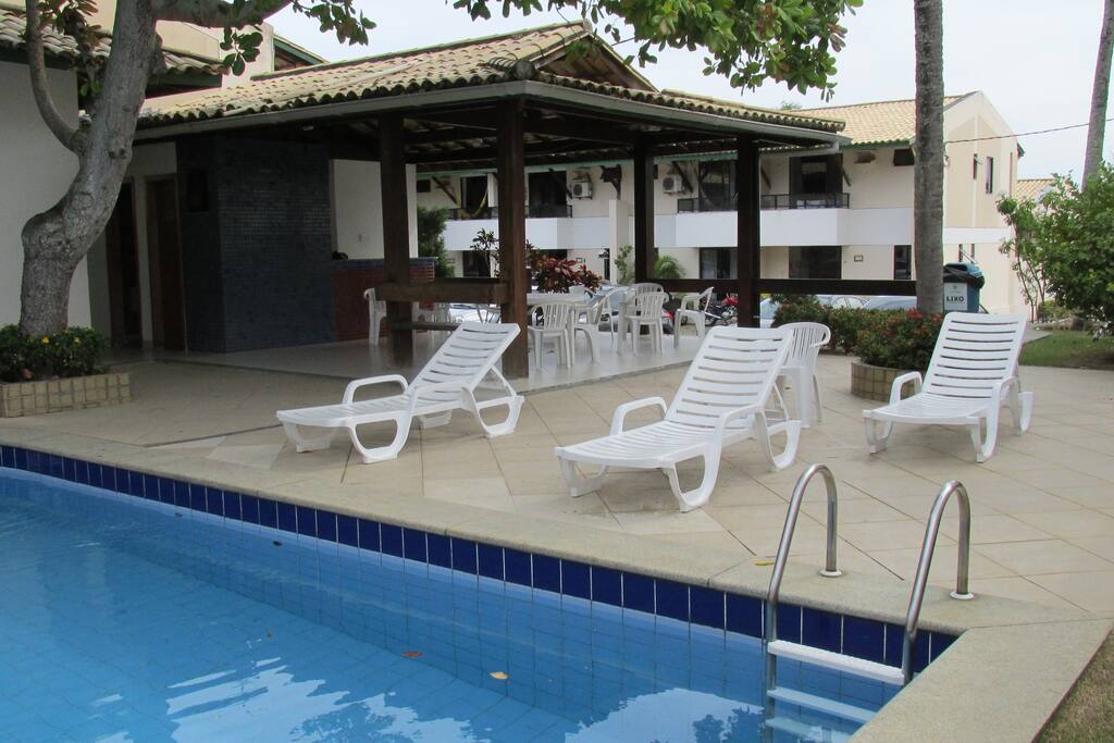 Área de lazer com piscina e quiosque