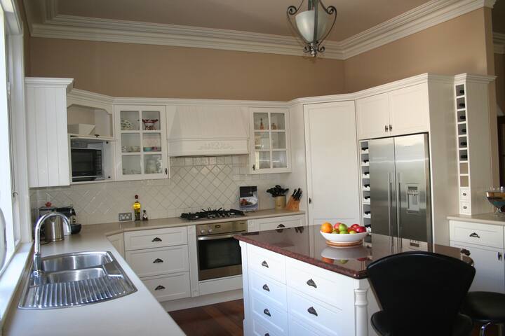 Luxurious family home, central location. gallery image 5