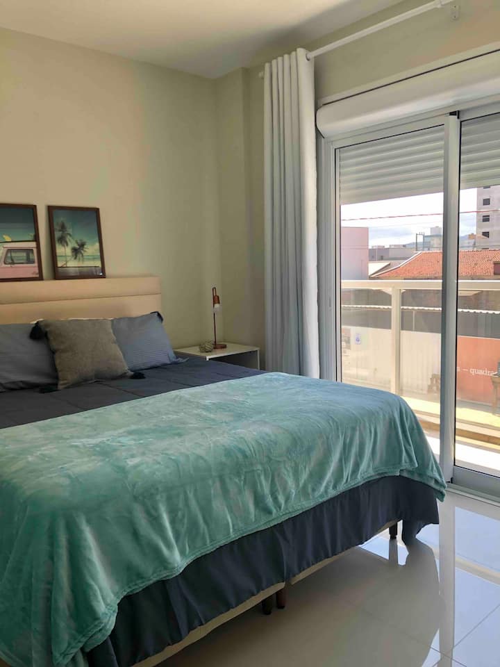 卧室1 ，套房。 配有分体式空调和吊扇