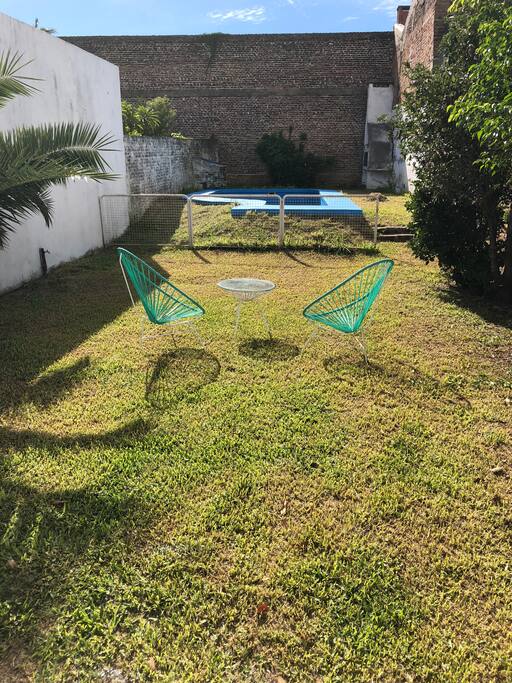 Jardín y piscina