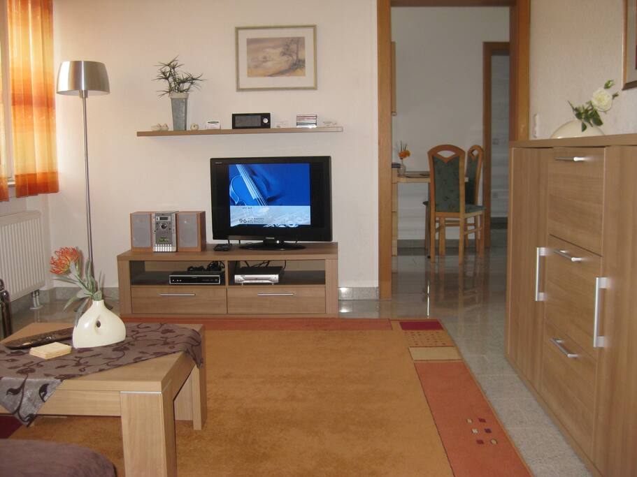 Wohnzimmer mit TV und Musikanlage