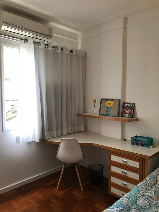 Quarto com mesa de apoio