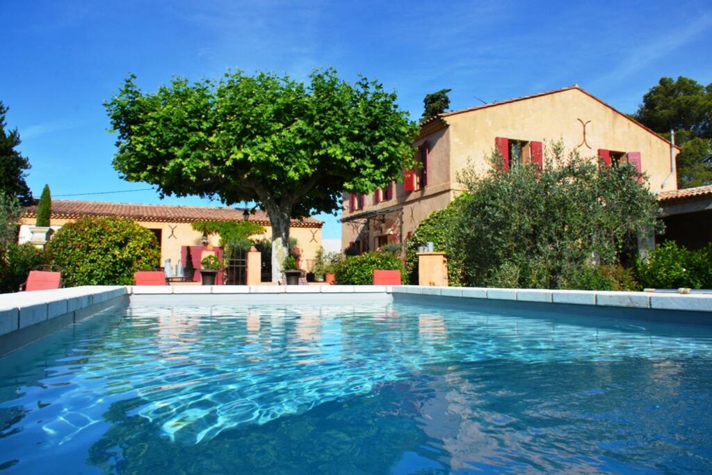 vue d'ensemble
Piscine,Maison cuisine d'été,auvent et garage.