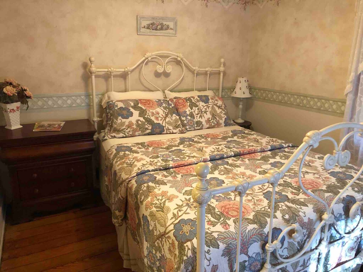 غرفة روز في الطابق العلوي بسرير بحجم كبير