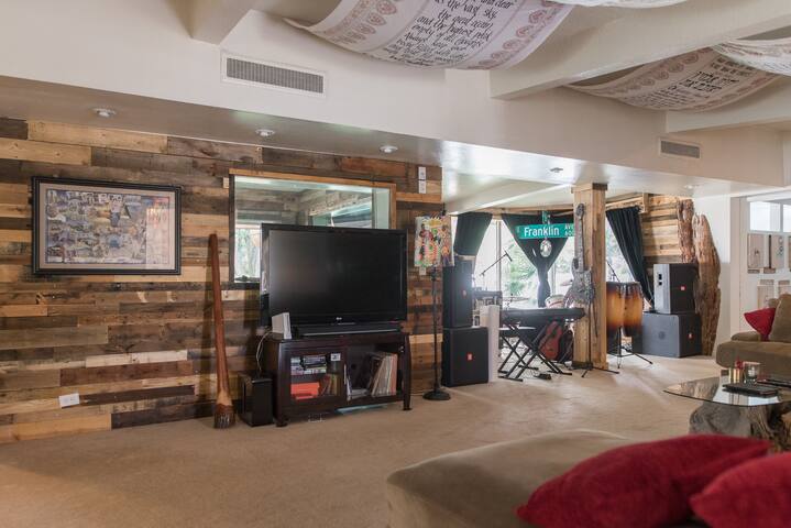 Creative Oasis @6th&FRANKLIN gallery image 2