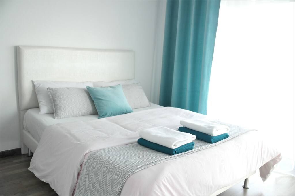 Master bedroom with direct sea view
