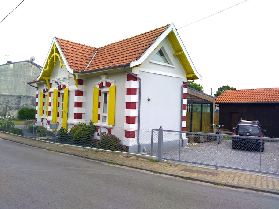 Façade sur la rue avec vue sur l'extension véranda-piscine