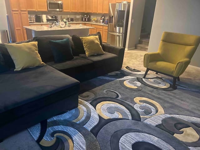 Mountain View Master Balcony gallery image 3