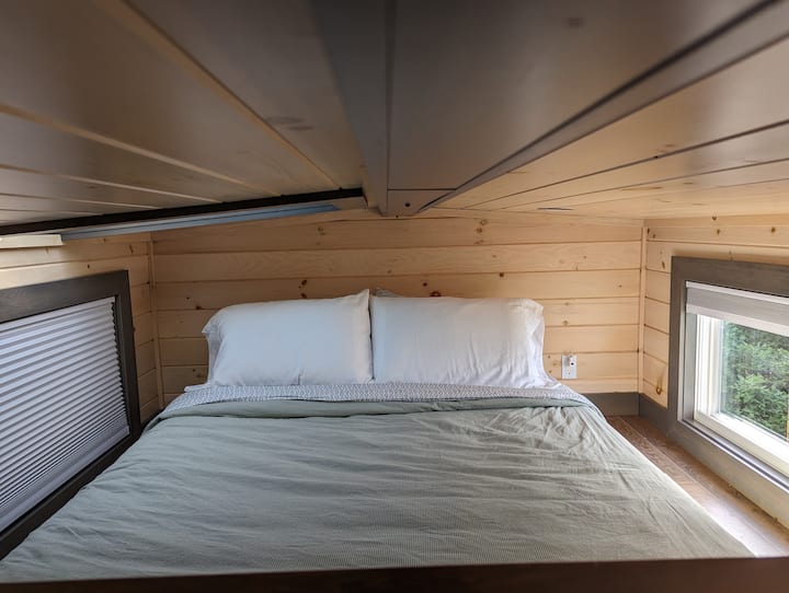 Спална соба на поткровје со душек Endy queen. Прозорец на таванот за гледање ѕвезди