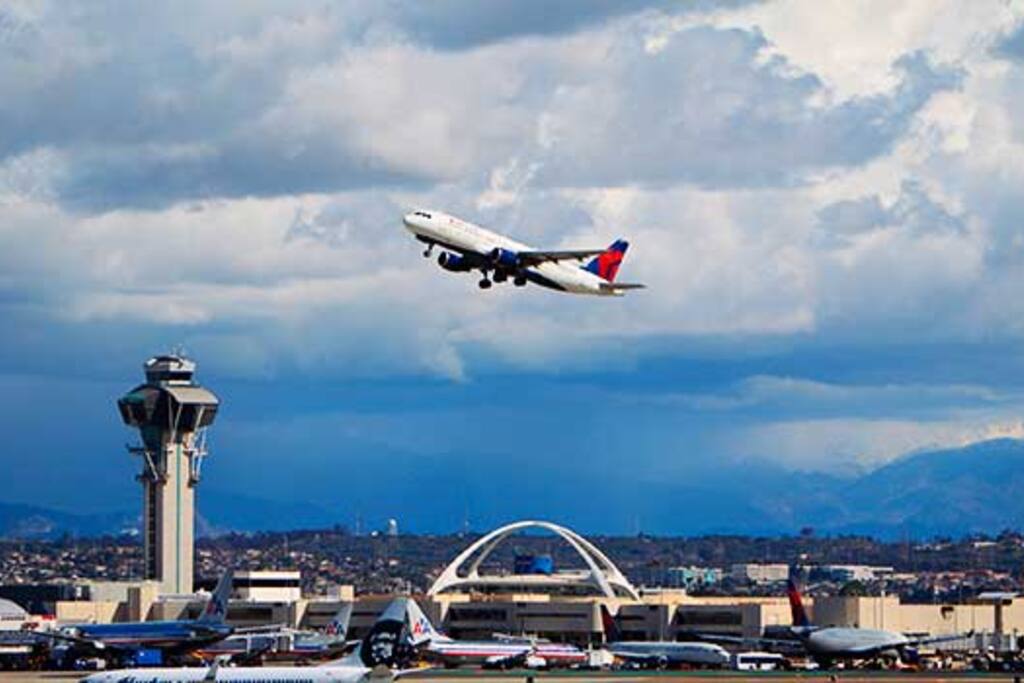 8 MINUTES to LAX! Perfect for your first or last night in LA.