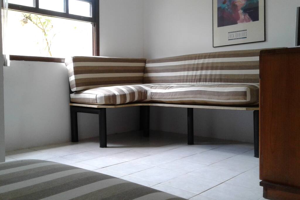 Sala com ventilador de teto, TV a cabo e internet WI-FI