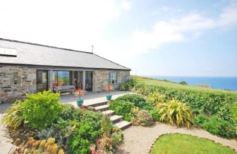 Stunning Old Carthouse with seaview