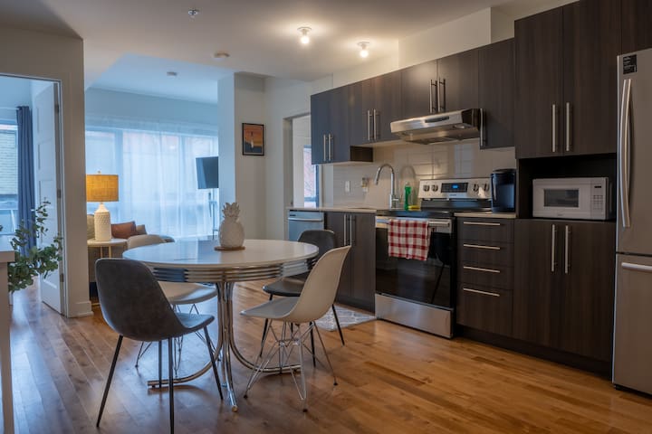 Luxe 2BR Condo l Sleeps 5 l Walk to Old-Port gallery image 2