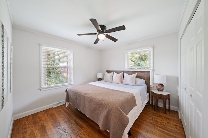 חדר שינה ראשי עם מיטת קינג סייז 