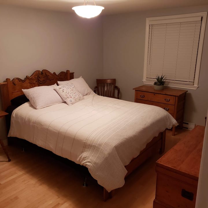 Segundo dormitorio (cama tamaño queen).