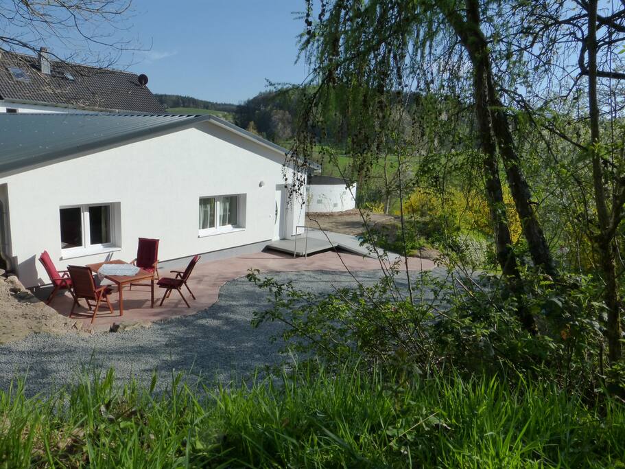 In diesem Bungalow mit eigener Zufahrt befinden sich 2 neue Ferienwohnungen