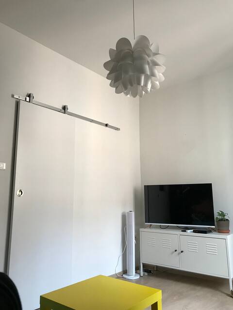 Popular Airbnb listing: Warm apartment in the Tribunal district in Tribunal Gare Porte De Schirmeck