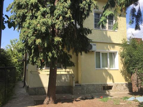 The Yellow House - refreshing privacy with parking