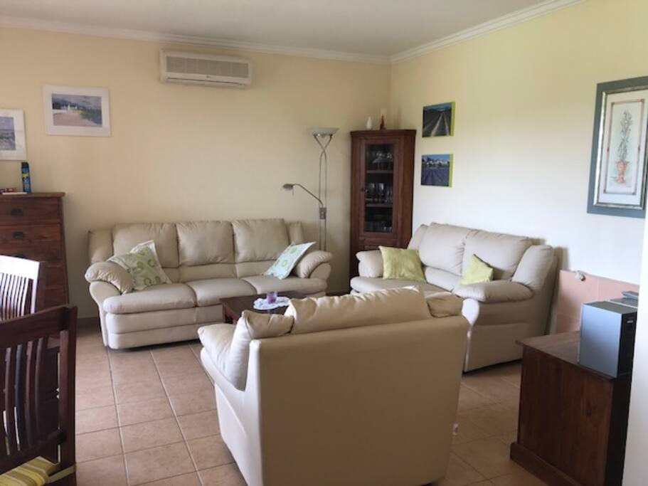Wohnzimmer mit ausziehbarer Couch