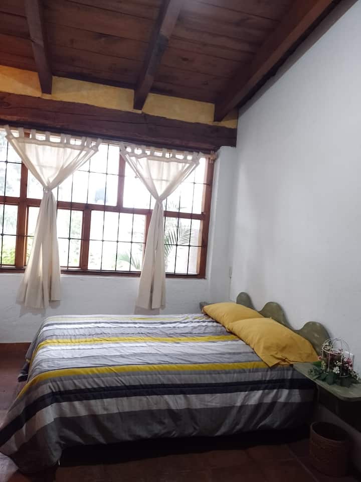 ห้องนอนใหญ่ที่สะดวกสบายพร้อมตู้เสื้อผ้าขนาดใหญ่และประตูทางเข้าห้องน้ำส่วนตัว