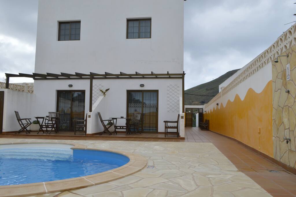 Piscina, terrazas y edificio