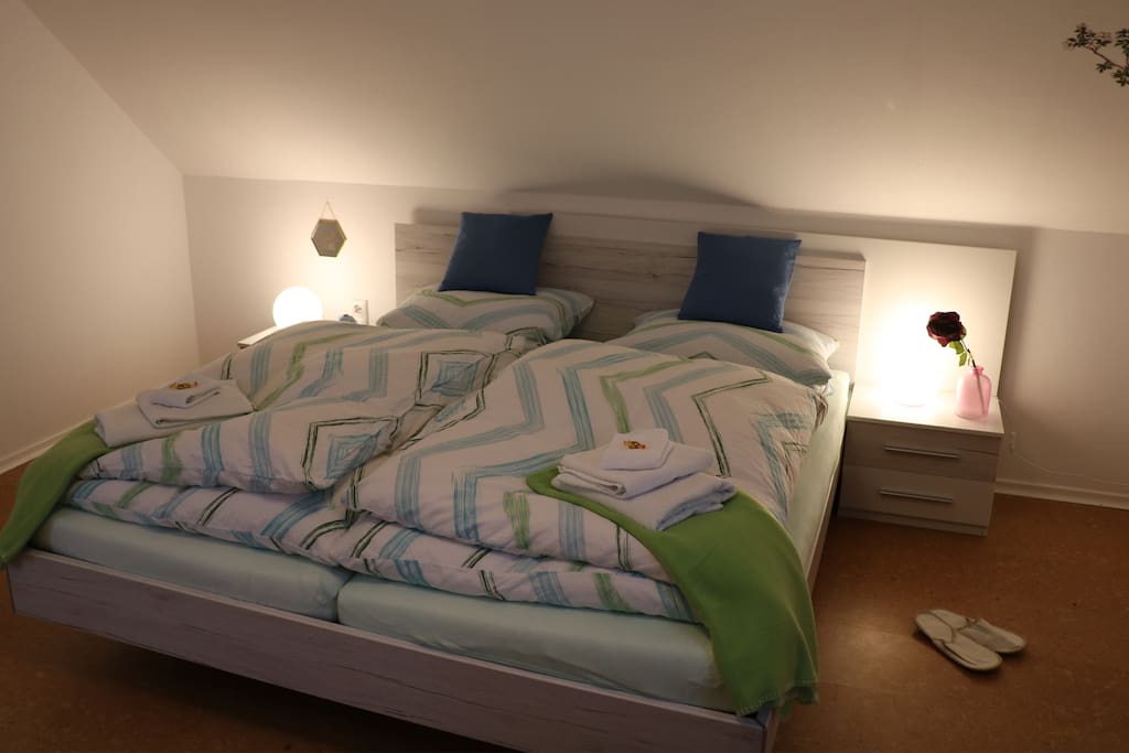 seperates Schlafzimmer mit Doppelbett