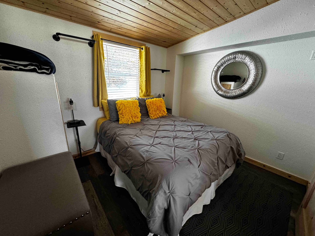 Spálňa č.2 s menšou manželskou posteľou.   Úplne nový matrac. 