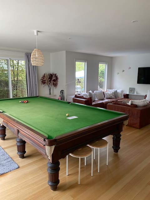 Popular Airbnb listing: Mister Finks - beach access across the road in Dromana