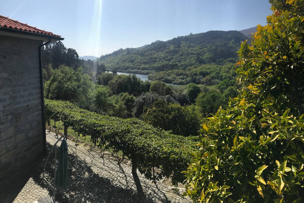 Domaine paradisiaque , maison en pierre avec piscine chauffée , vue sur le RIO LIMA et montagnes , situé en plein PARQUE NATIONAL PENEDA GERES .