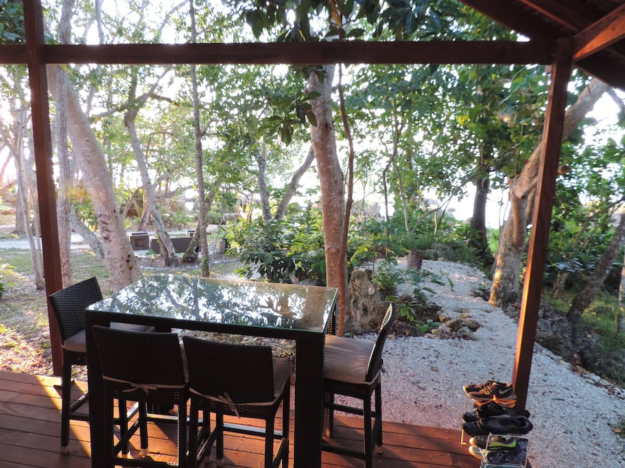 Beachside Bungalow - deck to ocean (30 metres)