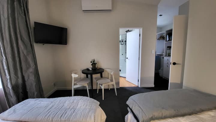 تلفزيونك مقاس 24 بوصة..رائع للعب أيضًا..أو باستخدام القنوات الأساسية... مدخل الحمام وإطلالة على المطبخ الصغير ومنطقة خزانة الملابس مع طاولة وكراسي