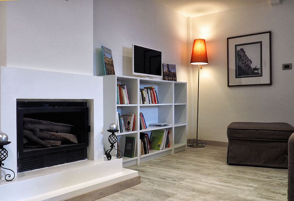 Camino, TV satellitare, pouf letto