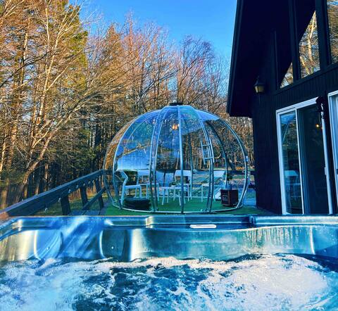 White Holiday Cozy Chalet Ski/Hot Tub/bubble room