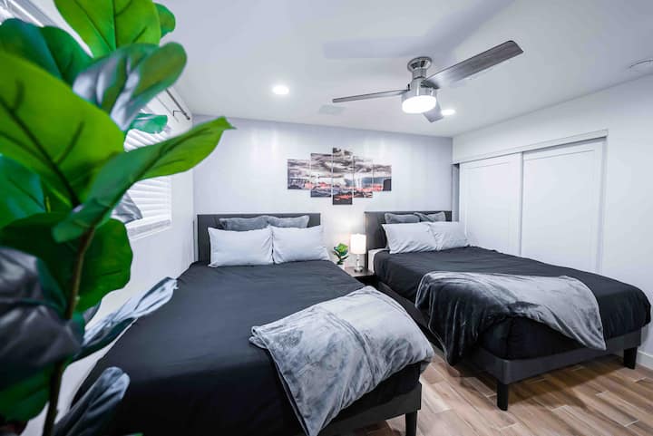 Chumba cha kulala cha wageni 1 kina vitanda viwili vikubwa, mito mingi, magodoro laini ya povu ya kumbukumbu, na televisheni ya inchi 55 iliyo na programu janja na KEBO iliyo na Netflix! 