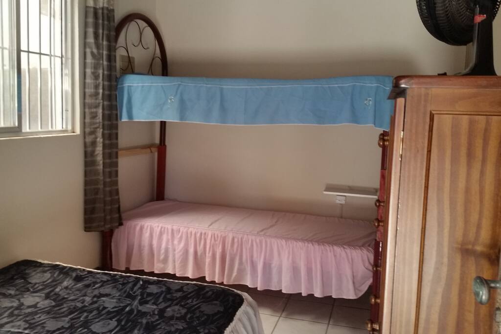 dentro do quarto