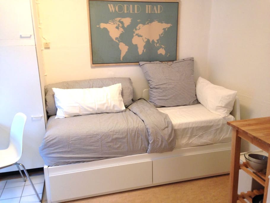 Extends to double bed (real mattress)