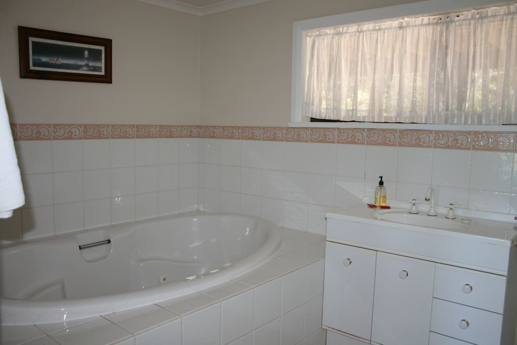 Unit One
Spar bath. Bathroom has separate shower