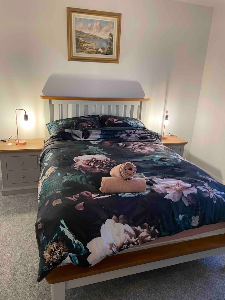 Dhoma kryesore e gjumit me suitë brenda