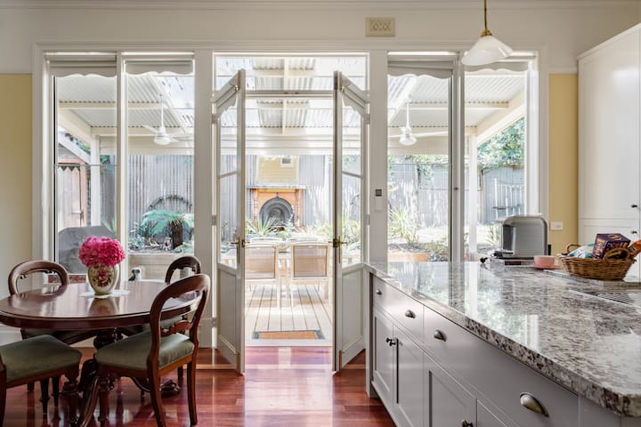 Stately Home with Gardens in Lilydale gallery image 2